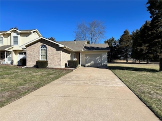302 Holly Tree Ln, Farmington, MO 63640