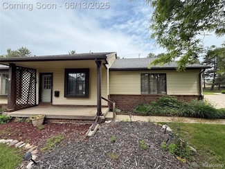 5007 Sandalwood Dr, Grand Blanc, MI 48439