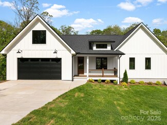 15 Progress Ln, Candler, NC 28715