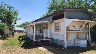 814 Palm St, Jourdanton, TX 78026