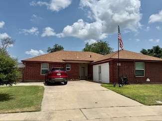 1002 Blue Crest Ln, Beeville, TX 78102