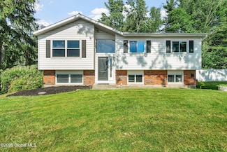 1 Tamarack Ln, East Greenbush, NY 12061