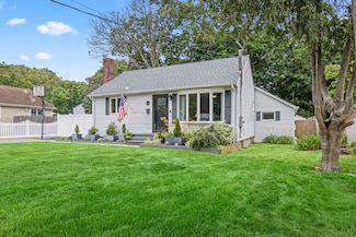 10 Elm Ave, Smithtown, NY 11787
