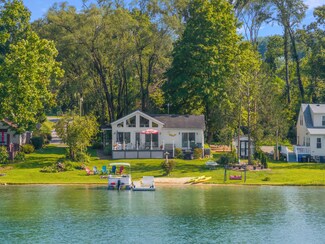 25030 Lakeshore Dr, Dowagiac, MI 49047