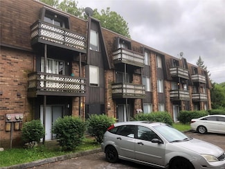 495 Bluff Dr, Saint Louis, MO 63137