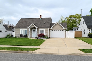 14 Daisy Ln, Levittown, NY 11756
