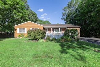 23 4th St, Moriches, NY 11955