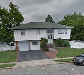 148 3rd St, Hicksville, NY 11801