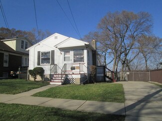 690 N Lincoln Ave, Aurora, IL 60505