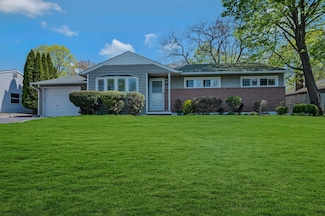 3 Kerry Ave, Huntington, NY 11743