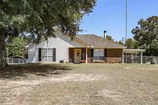 120 Country Side Ln, Elmore, AL 36025