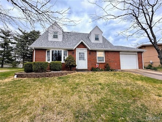 1518 Colonial Dr, Godfrey, IL 62035