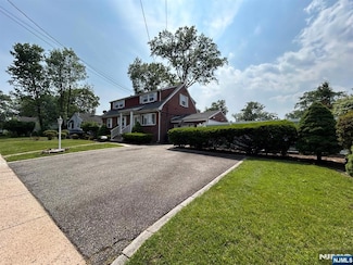 84 N Vivyen St, Bergenfield, NJ 07621