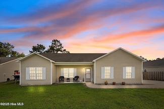102 Lilac Ln, Richlands, NC 28574