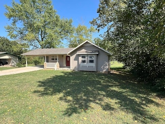 103 W 9th St, Willow Springs, MO 65793