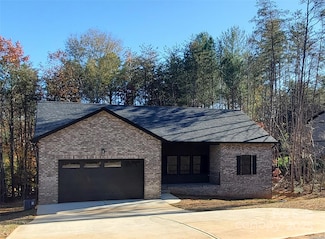 5751 Selkirk Dr, Hickory, NC 28601