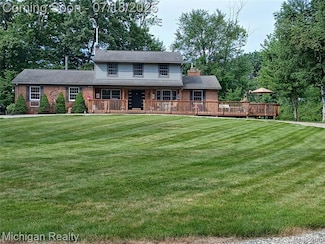 3281 Meadow Ln, White Lake, MI 48383