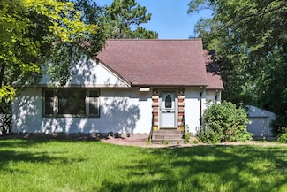 2911 Troseth Rd, Saint Paul, MN 55113