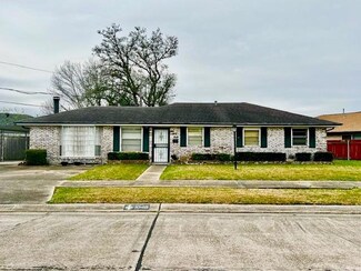 1048 Price Dr, Harvey, LA 70058