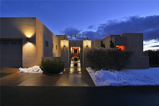 570 Via Arista, Santa Fe, NM 87506