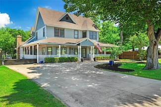 613 Ball St, Grapevine, TX 76051