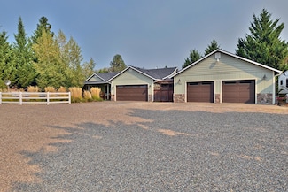 203 Edgerton Ln, Wolf Creek, OR 97497