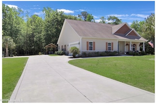 121 Deepwater Dr, Stella, NC 28582
