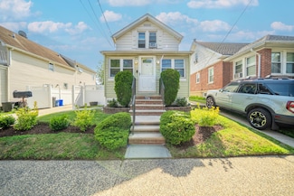 104 Cherry Ln, Floral Park, NY 11001
