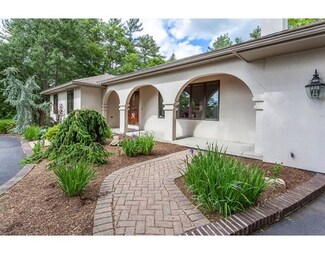 5 Ledgeview Dr, Assonet, MA 02702
