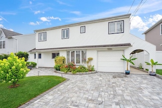 11 Sunrise St, Plainview, NY 11803