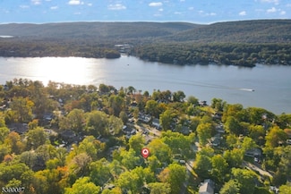 32 Wanaque Rd, Hewitt, NJ 07421