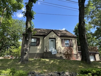 16 Leystra Ln, Wayne, NJ 07470