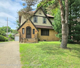 524 Everett Dr, Lansing, MI 48915