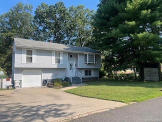 3 Wainscott Dr, Sound Beach, NY 11789