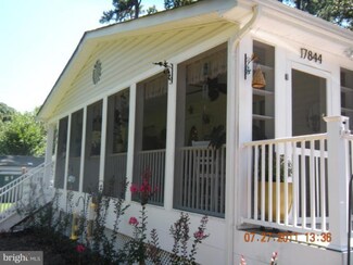 17844 Duvall Dr, Cobb Island, MD 20625