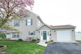 10 Lilac Ln, Levittown, PA 19054
