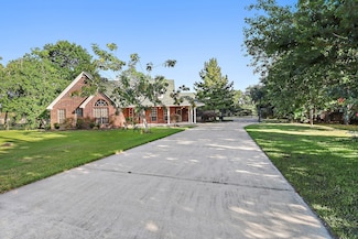 102 Lost Lake Dr, Baytown, TX 77523