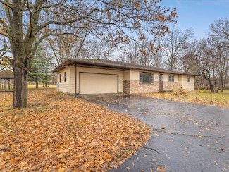 7774 Old River Rd, Rockford, IL 61103