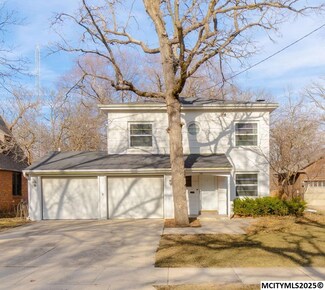 24 Oak Dr, Mason City, IA 50401