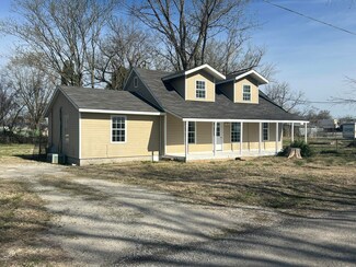 209 S Center St, Willow Springs, MO 65793