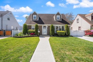 40 Pine Ln, Valley Stream, NY 11581