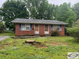904 E Blythe St, Paris, TN 38242