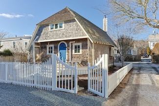 2 Daggett Ln, Provincetown, MA 02657