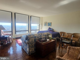 210 Locust St Unit 22CW, Philadelphia, PA 19106