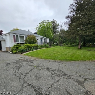 828 Tabor Rd, Morris Plains, NJ 07950