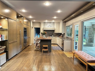 9027 Guernsey Ln, Dallas, TX 75220
