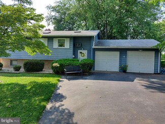 4 Heatherwood Cir, Middletown, PA 17057