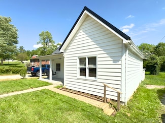 1012 Woodlake Rd, Stamping Ground, KY 40379