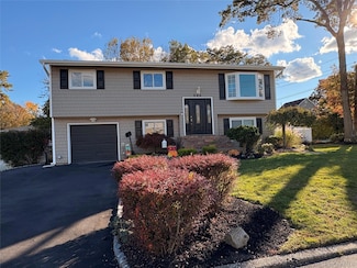 364 W 2nd St, West Islip, NY 11795