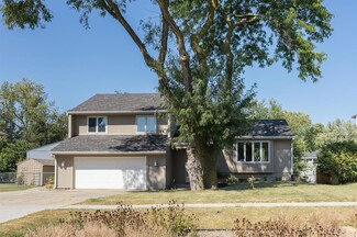 10543 Clark St, Clive, IA 50325
